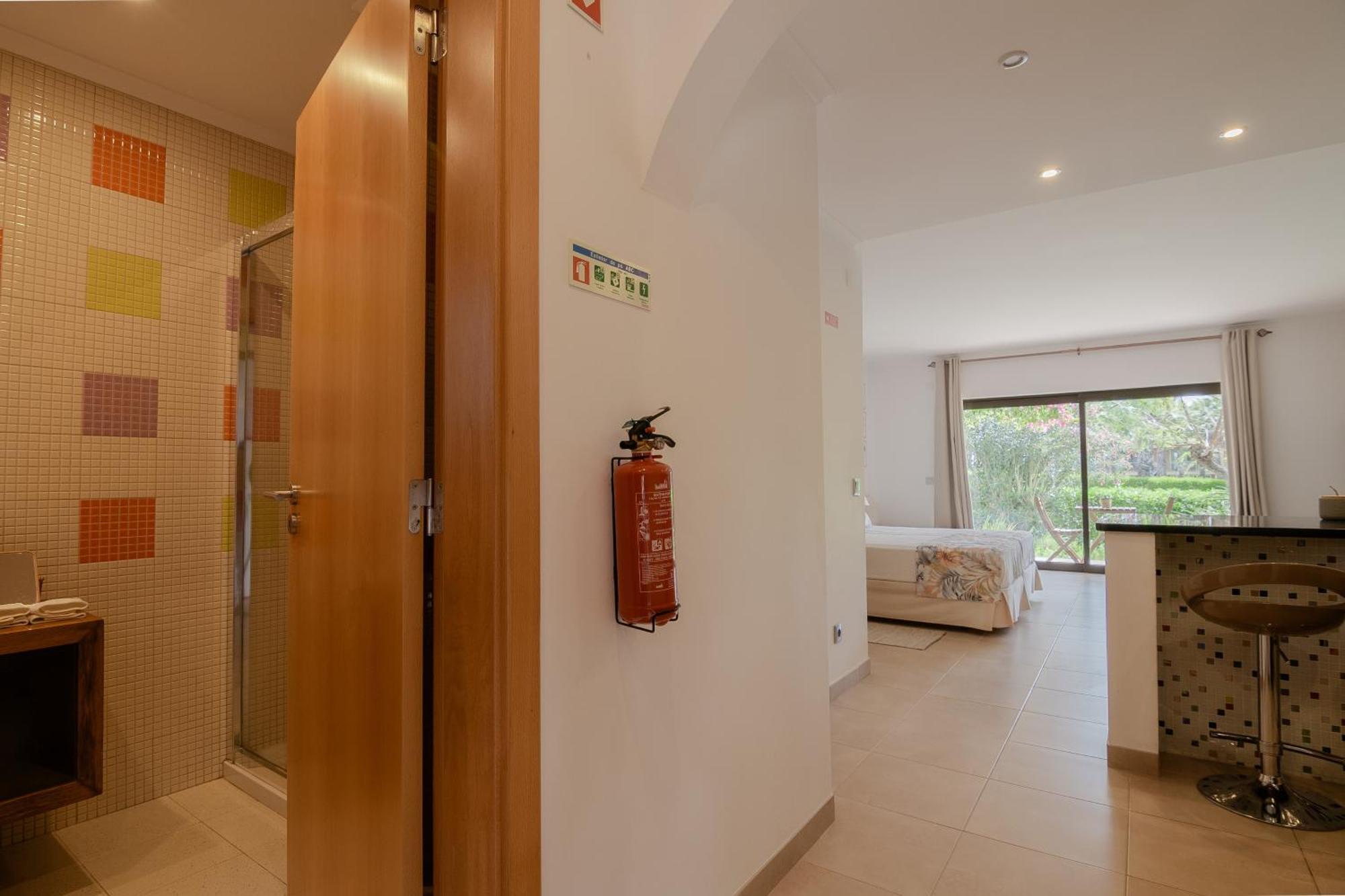 Coastal Retreat With Pool And Beach Access By Drago Rentals アルブフェイラ エクステリア 写真